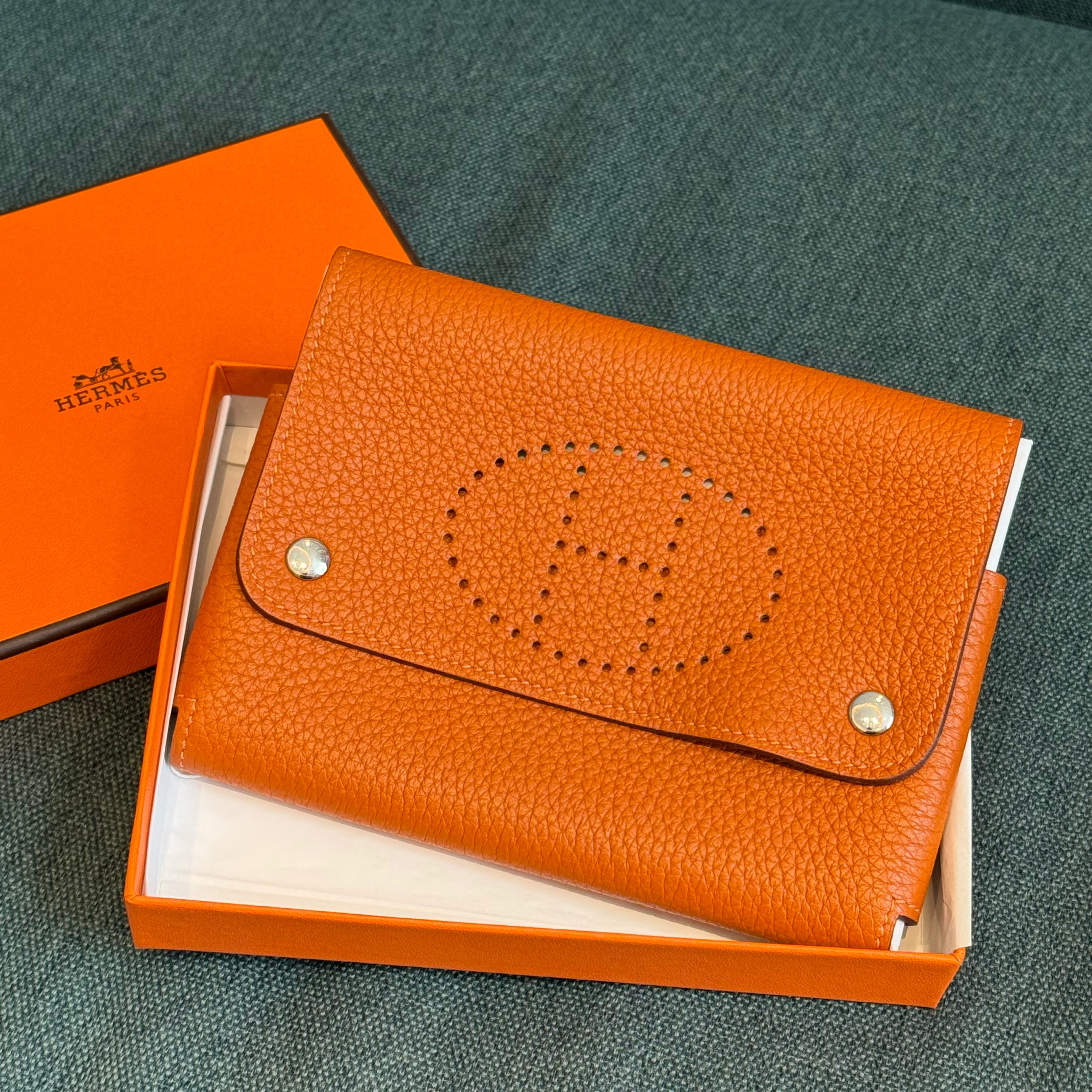 HERMES チェーン模様の皿 HERMES チェーンパターン皿 オレンジ箱付き HERMES チェーン模様の皿 HERMES チェーンパターン皿 オレンジ箱付き